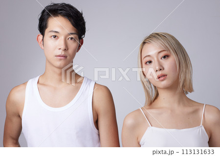 若い男性と女性2名のビューティー、スキンケアイメージのポートレート 113131633