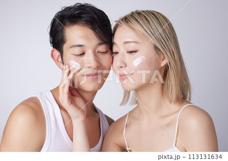 若い男性と女性2名のビューティー、スキンケアイメージのポートレート 若い男性と女性2名のビューティー、スキンケアイメージのポートレート 113131634