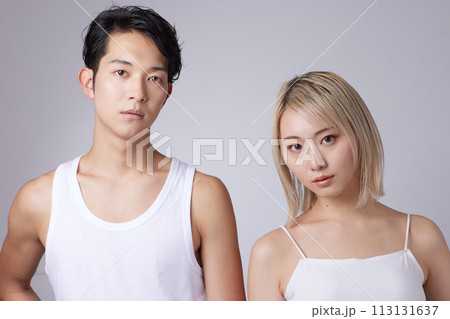 若い男性と女性2名のビューティー、スキンケアイメージのポートレート 113131637