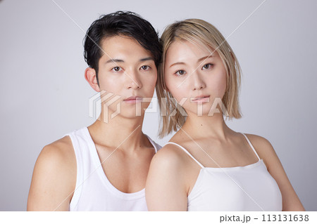 若い男性と女性2名のビューティー、スキンケアイメージのポートレート 若い男性と女性2名のビューティー、スキンケアイメージのポートレート 113131638