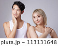 若い男性と女性2名のビューティー、スキンケアイメージのポートレート 113131648