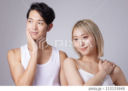 若い男性と女性2名のビューティー、スキンケアイメージのポートレート 113131648