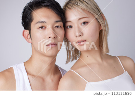 若い男性と女性2名のビューティー、スキンケアイメージのポートレート 113131650