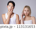 若い男性と女性2名のビューティー、スキンケアイメージのポートレート 113131653