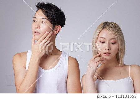 若い男性と女性2名のビューティー、スキンケアイメージのポートレート 113131655