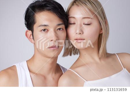 若い男性と女性2名のビューティー、スキンケアイメージのポートレート 113131659