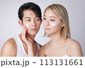 若い男性と女性2名のビューティー、スキンケアイメージのポートレート 113131661