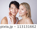 若い男性と女性2名のビューティー、スキンケアイメージのポートレート 113131662