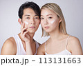 若い男性と女性2名のビューティー、スキンケアイメージのポートレート 113131663