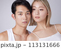 若い男性と女性2名のビューティー、スキンケアイメージのポートレート 113131666