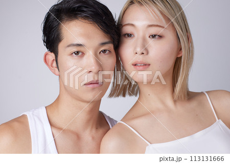 若い男性と女性2名のビューティー、スキンケアイメージのポートレート 若い男性と女性2名のビューティー、スキンケアイメージのポートレート 113131666