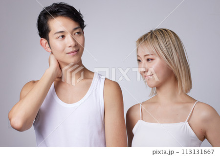 若い男性と女性2名のビューティー、スキンケアイメージのポートレート 若い男性と女性2名のビューティー、スキンケアイメージのポートレート 113131667