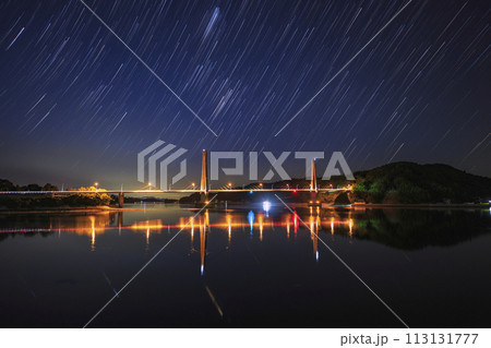 瀬戸内の夏の星景色　尾島に架かる橋と星の軌跡 113131777