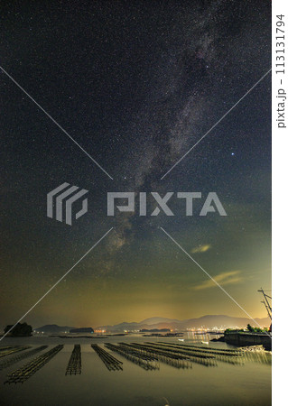瀬戸内の夏の星景色　牡蠣棚並ぶ瀬戸内の空に昇る天の川 113131794