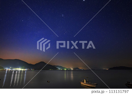 瀬戸内の夏の星景色　朝焼け空に昇るオリオン座 113131797