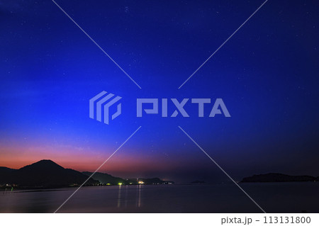 瀬戸内の夏の星景色　朝焼け空に昇るオリオン座 113131800