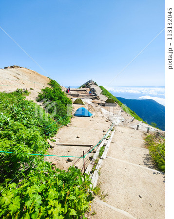 夏の燕岳登山：燕山荘テント場 113132045