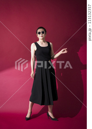 黒いワンピースの女性 113132357