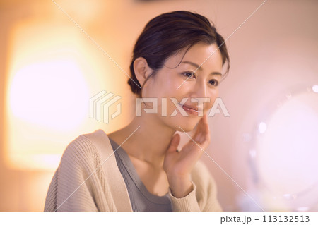 夜のスキンケアをするミドル女性 夜のスキンケアをするミドル女性 113132513