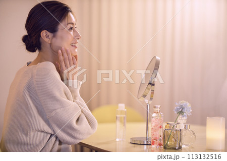 夜のスキンケアをするミドル女性 113132516