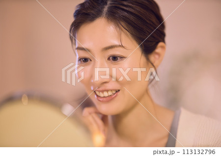夜のスキンケアをするミドル女性 夜のスキンケアをするミドル女性 113132796