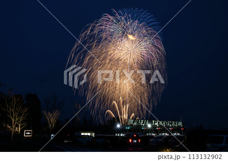 富士スピードウェイで打ち上がる花火 113132902