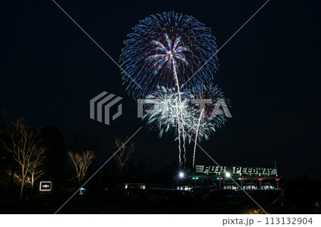 富士スピードウェイで打ち上がる花火 113132904