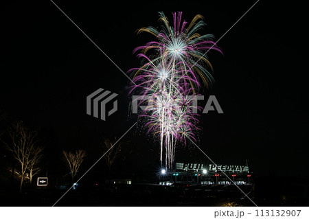 富士スピードウェイで打ち上がる花火 113132907