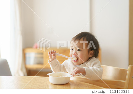 離乳食を食べる赤ちゃん 離乳食を食べる赤ちゃん 113133532