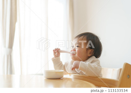 離乳食を食べる赤ちゃん 離乳食を食べる赤ちゃん 113133534