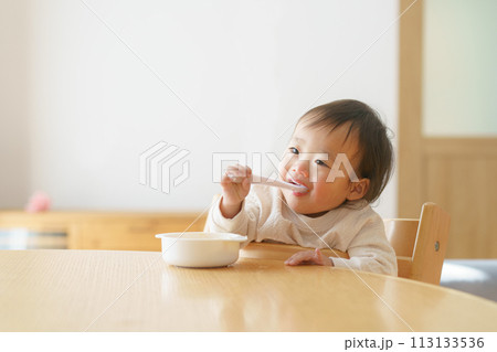 離乳食を食べる赤ちゃん 離乳食を食べる赤ちゃん 113133536