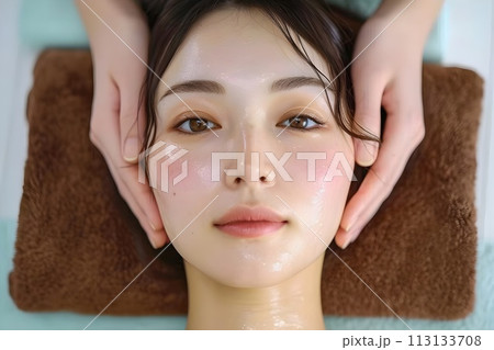 フェイスマッサージ受ける女性2　AI生成画像 113133708