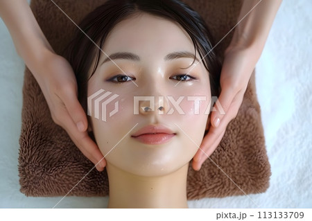 フェイスマッサージ受ける女性3　AI生成画像 113133709