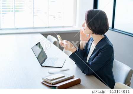 オフィスでお肌を確認する女性 オフィスでお肌を確認する女性 113134011
