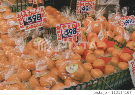 八百屋　　お買い得なミカンの店頭陳列販売 113134167