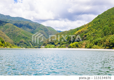 夏の高知県で見た、屋形船仁淀川からの風景と青空 夏の高知県で見た、屋形船仁淀川からの風景と青空 113134970