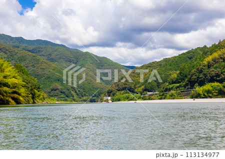 夏の高知県で見た、屋形船仁淀川からの風景と青空 夏の高知県で見た、屋形船仁淀川からの風景と青空 113134977