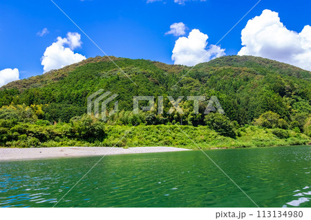 夏の高知県で見た、屋形船仁淀川からの風景と青空 113134980