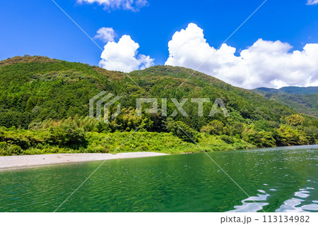 夏の高知県で見た、屋形船仁淀川からの風景と青空 夏の高知県で見た、屋形船仁淀川からの風景と青空 113134982