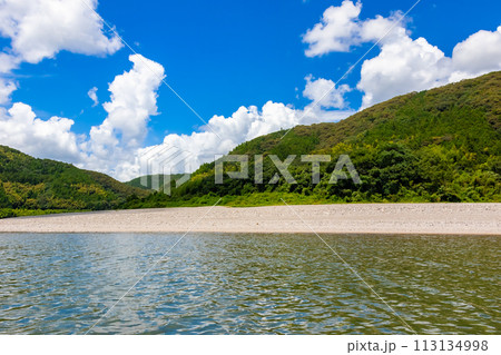 夏の高知県で見た、屋形船仁淀川からの風景と青空 夏の高知県で見た、屋形船仁淀川からの風景と青空 113134998