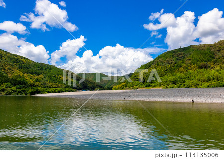夏の高知県で見た、屋形船仁淀川からの風景と青空 夏の高知県で見た、屋形船仁淀川からの風景と青空 113135006