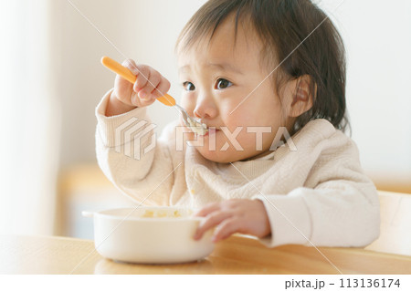 離乳食を食べる赤ちゃん 113136174