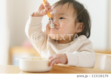 離乳食を食べる赤ちゃん 離乳食を食べる赤ちゃん 113136179