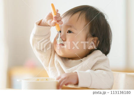 離乳食を食べる赤ちゃん 113136180