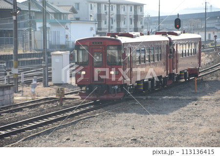 長良川鉄道、美濃太田駅に入線する観光列車「ながら」 長良川鉄道、美濃太田駅に入線する観光列車「ながら」 113136415