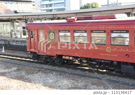 長良川鉄道、美濃太田駅に入線する観光列車「ながら」 長良川鉄道、美濃太田駅に入線する観光列車「ながら」 113136417