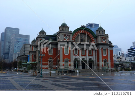 雨の大阪の街並み 中之島中央公会堂 雨の大阪の街並み 中之島中央公会堂 113136791
