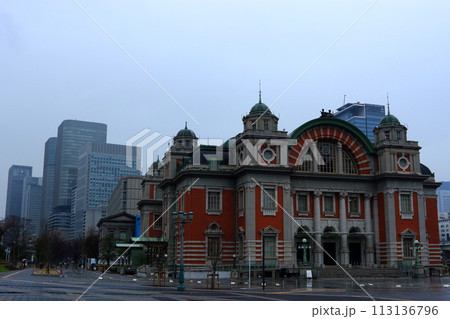 雨の大阪の街並み 中之島中央公会堂 雨の大阪の街並み 中之島中央公会堂 113136796
