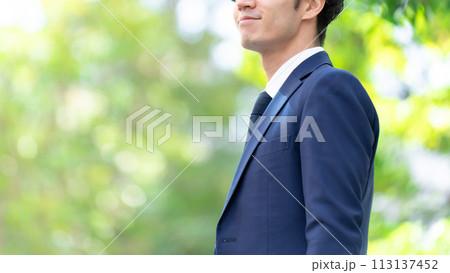 ビジネスマン　新緑 113137452