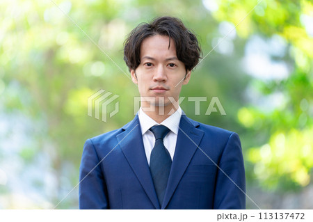 ビジネスマン　新緑 113137472